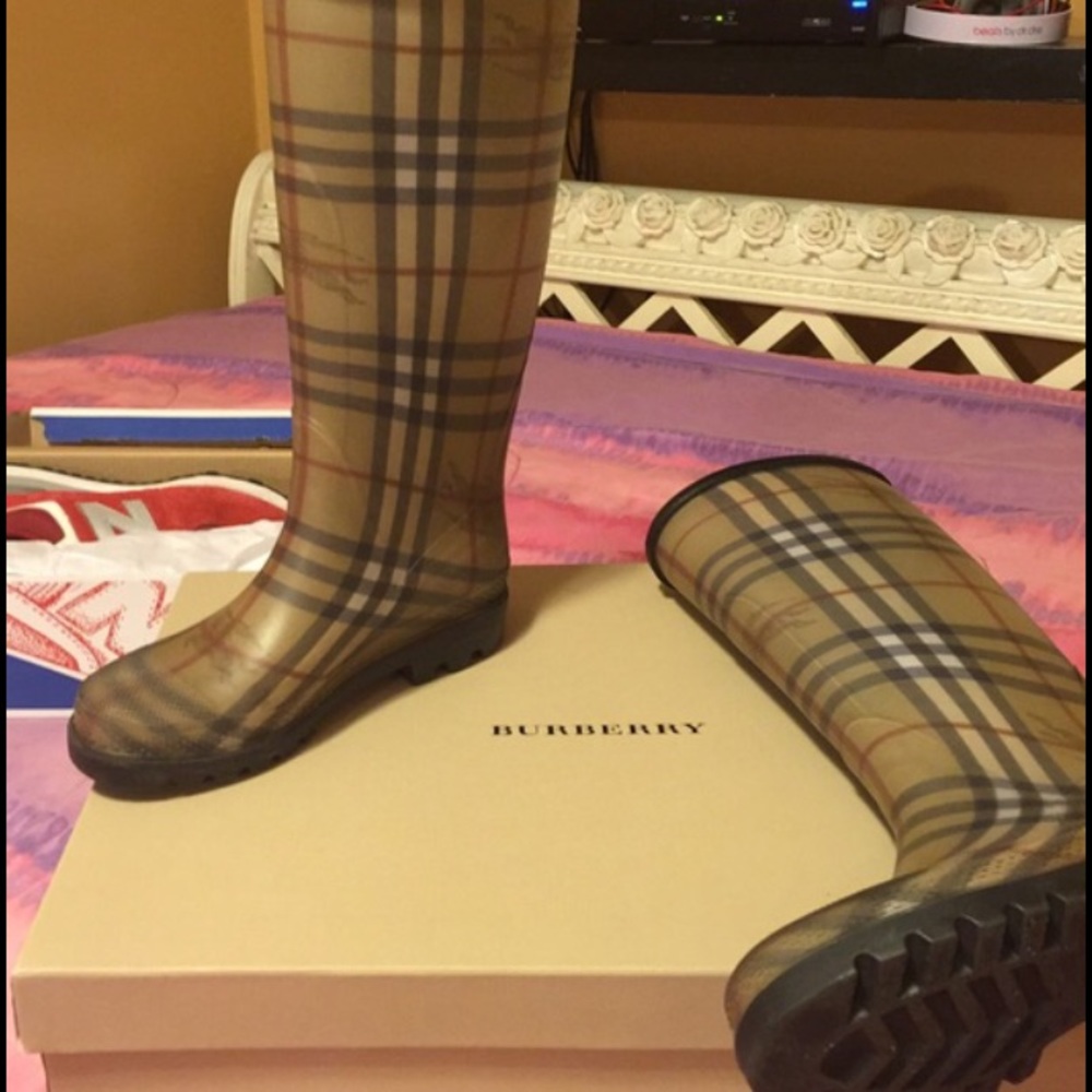 Burberry rain boots, in good condition, no box  , dust bag included